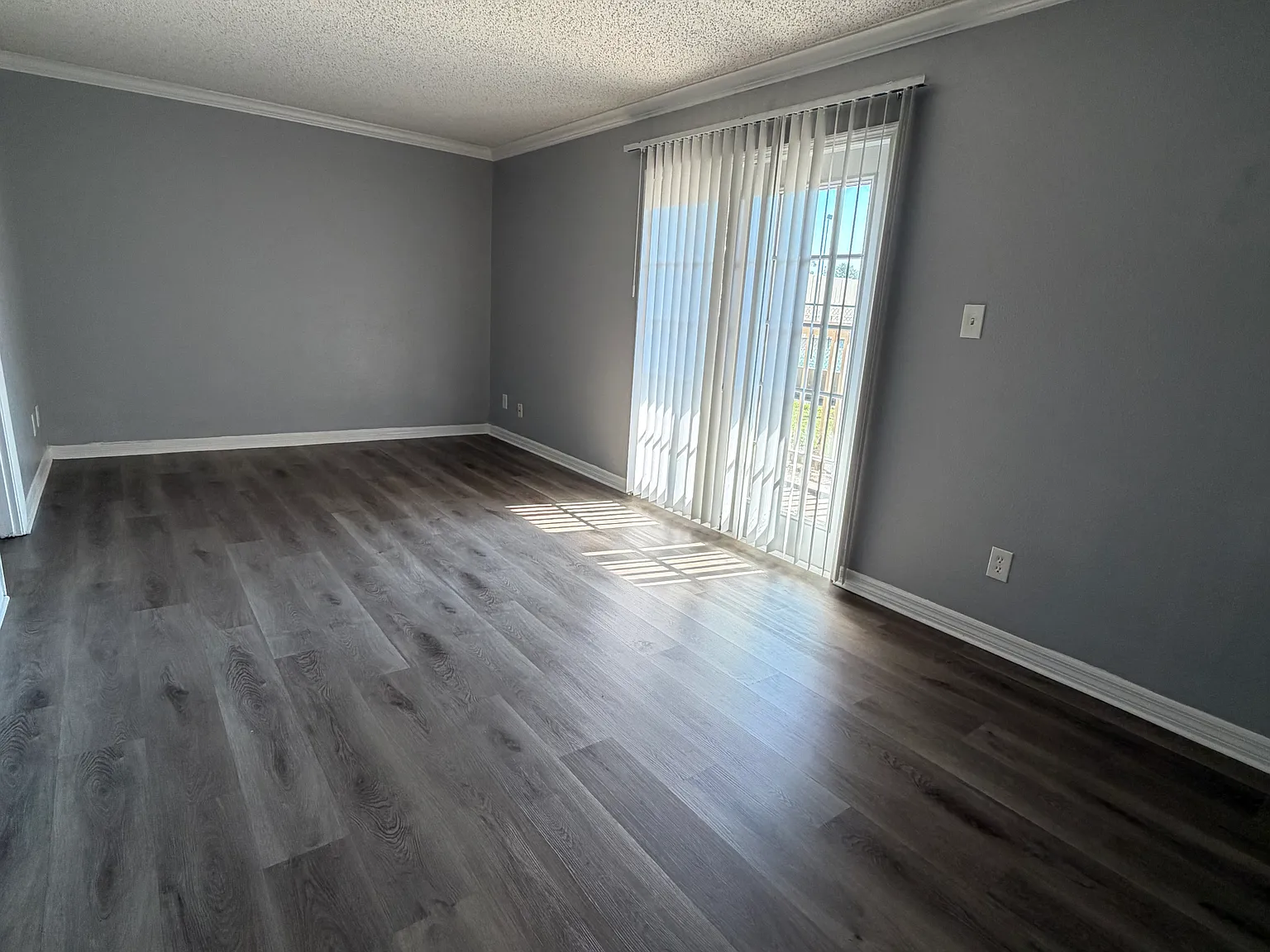 435 Wymore Rd — Photo 2