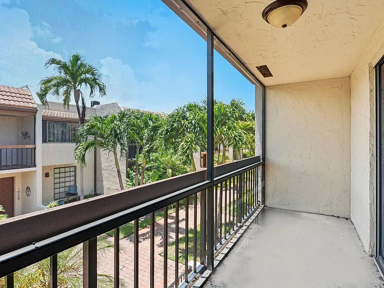721 SE 1st Way #C11 — Photo 30