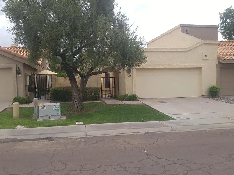 2341 W Shawnee Dr — Photo 1