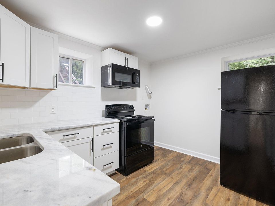 Kitchen with new appliances, granite countertops & washer/dryer hook ups