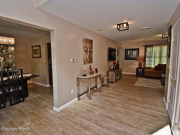 3rd image of 2143 Warwick Cir