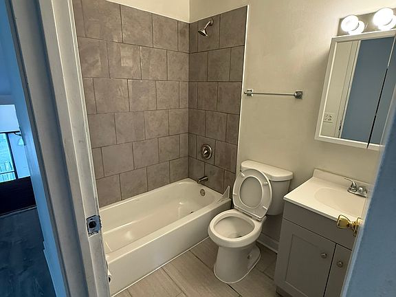 5th image of 327 Hawthorne Cir #5