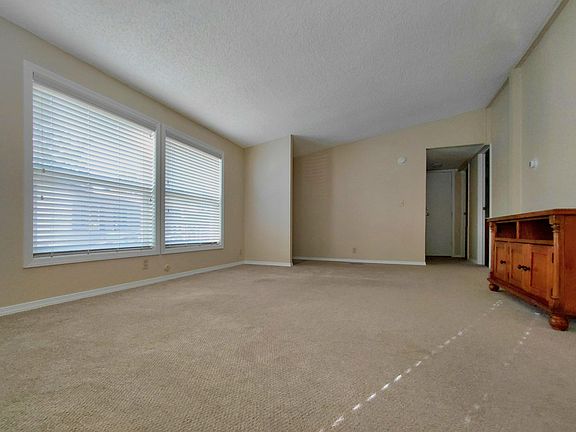 4th image of 1001 SE 15th St Unit 18