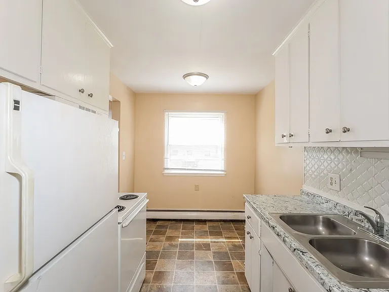 1015 York Ave — Photo 52