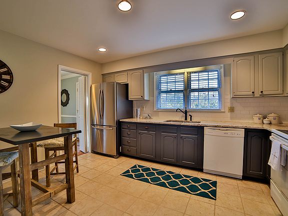 Eat-in kitchen