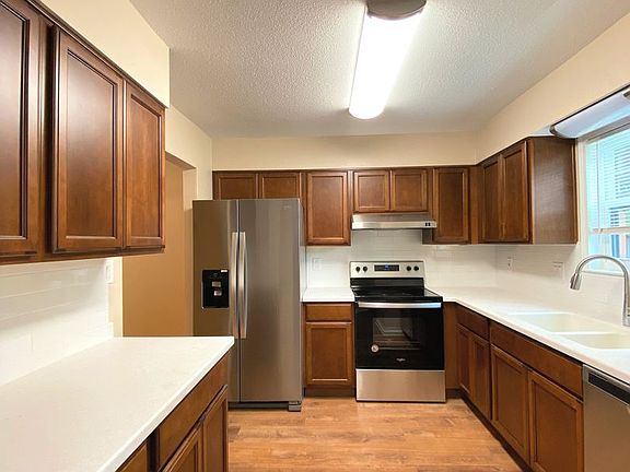 5th image of 222D Cloverdale Blvd E