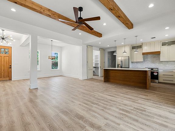 5th image of 159 W Castlelake Drive
