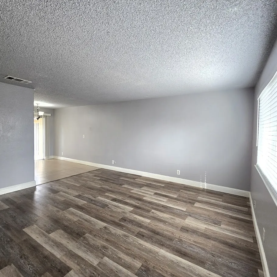 2 bed, 950 sqft, $1,500 — Photo 3