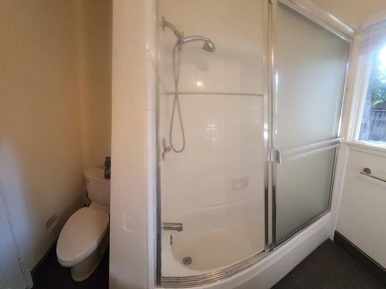 1690 Phillips Ln — Photo 2