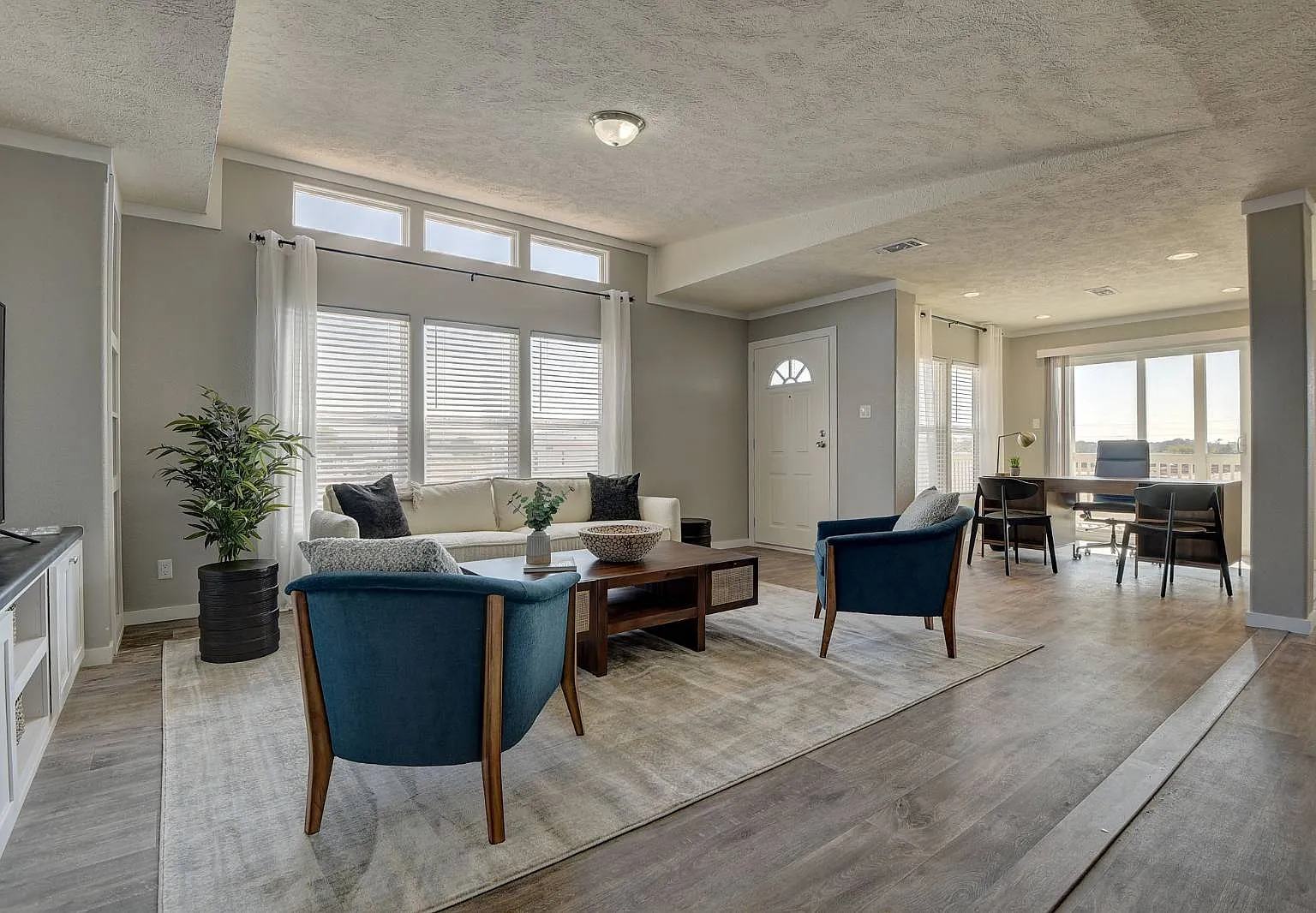 3 bed, 2.0 bath, 1904 sqft, $2,970 — Photo 3