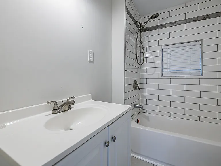 1048 Garibaldi St SW — Photo 4
