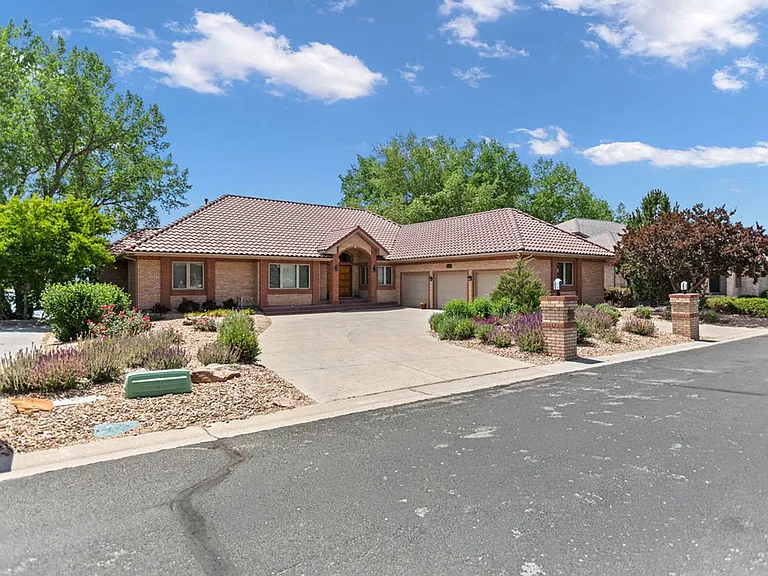 3957 Valley Oak Dr — Photo 2