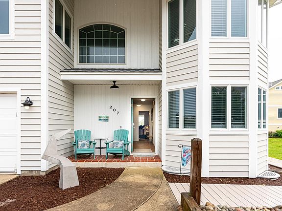 5th image of 207 W Cape Shores Dr