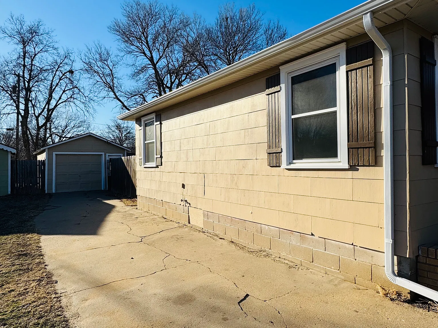 3 bed, 837 sqft, $1,100 — Photo 2