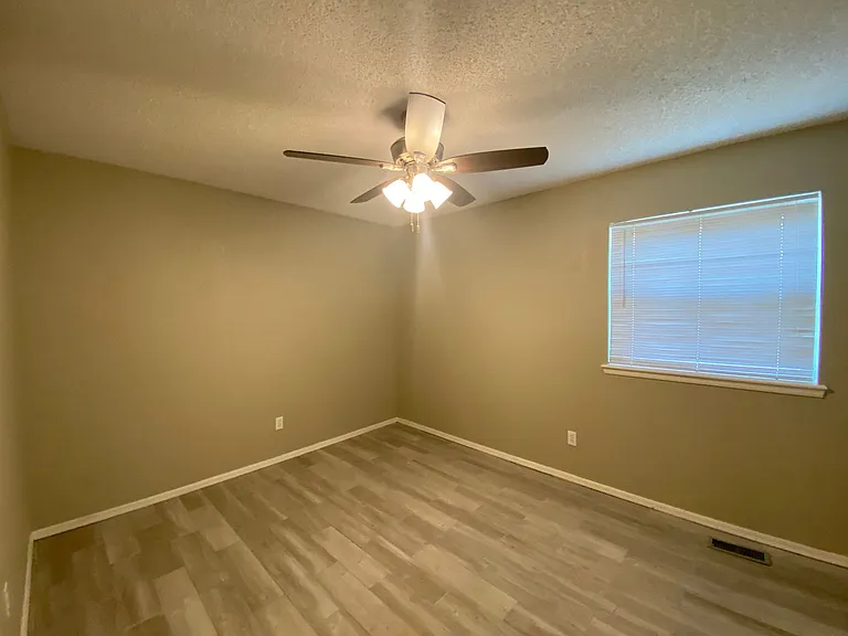 2433 Shady Tree Ln — Photo 12