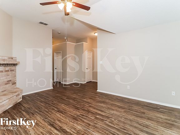 4th image of 305 Sweetwater Dr