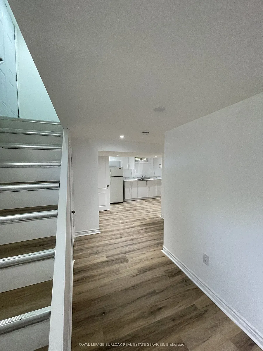 Building Photo - 46 Plains Rd E #BASEMENT