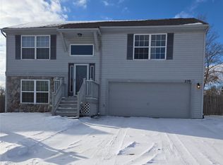 239 Andover Woods Dr, Fenton, MI 48430