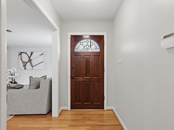 4th image of 4847 Knickerbocker St