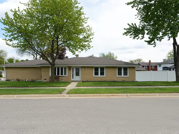 985 Idaho St, Carol Stream, IL 60188