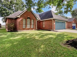 821 Manor Dr, Angleton, TX 77515
