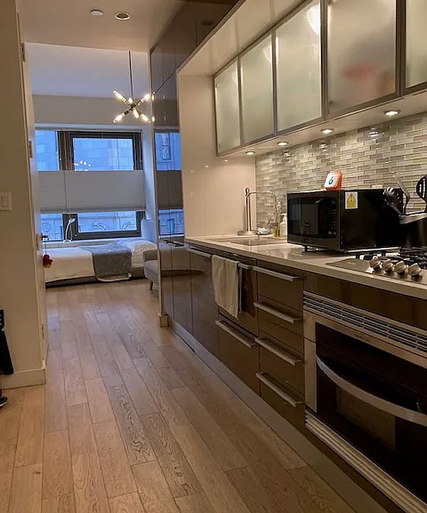 1st image of 75 Wall St #21L