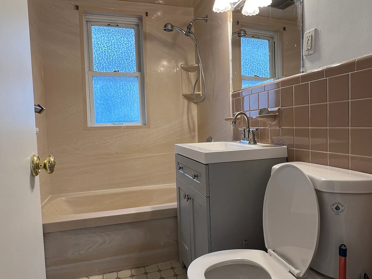 6 bed, $7,200 — Photo 1