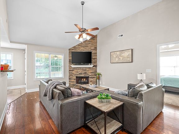 4th image of 412 Leslie Wood Dr