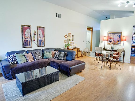 4th image of 748 Bluebird Dr