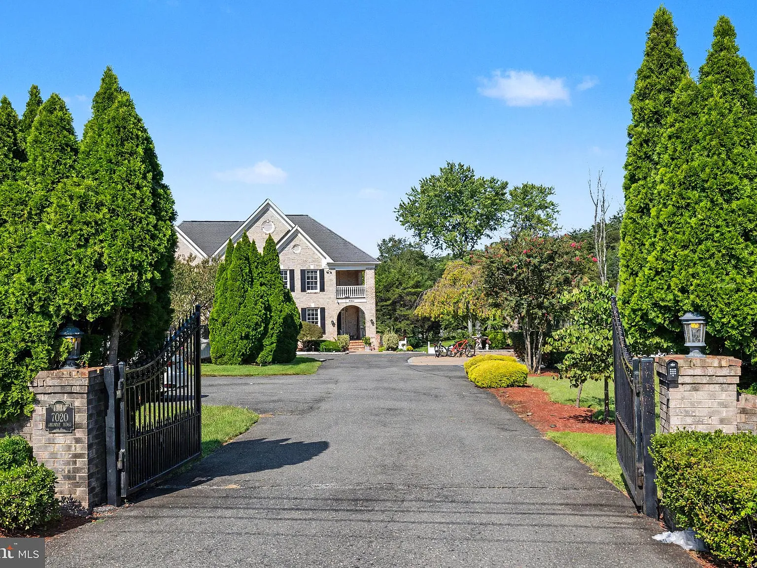 6 bed, 5.5 bath, 4522 sqft, $6,485 — Photo 2