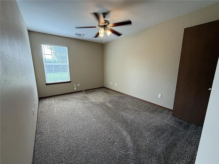 213 Foxglove St — Photo 9