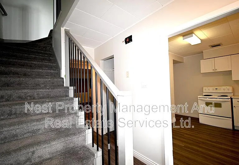 594 Central St E #1 — Photo 4