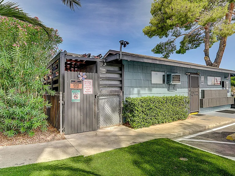 4050_Palos Verdes St-10