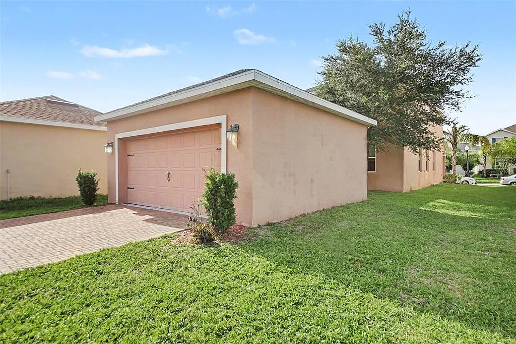 3 bed, 2.5 bath, 1996 sqft, $2,695 — Photo 3