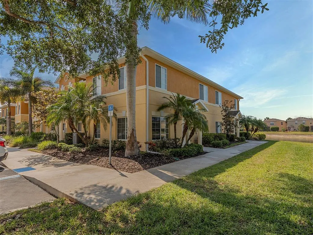 3 bed, 2.5 bath, 1302 sqft, $2,000 — Photo 4