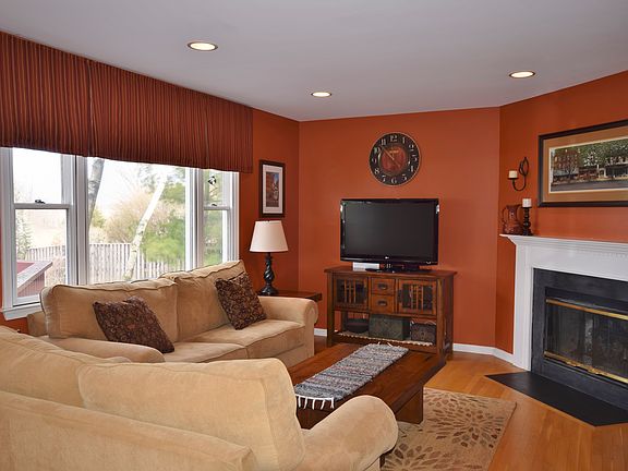 3rd image of 9 Hillhaven Ct