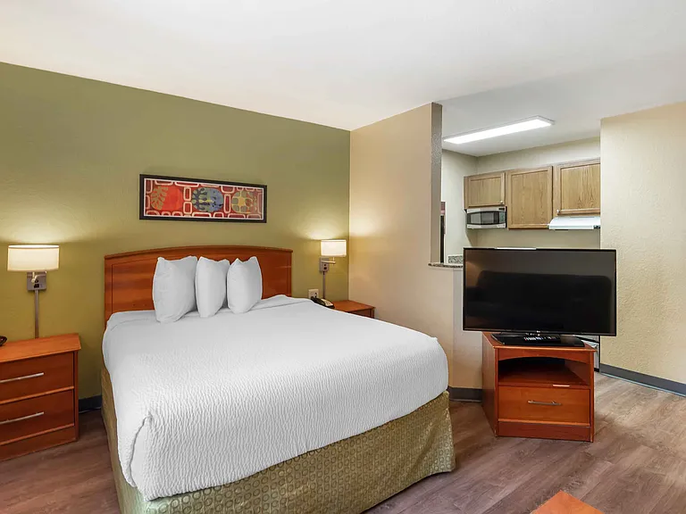1 Bedroom Suite - 1 Queen Bed