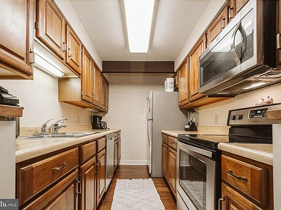 2nd image of 8 Arrowhead Ln Unit 8