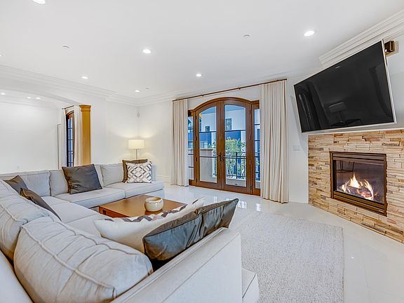 5th image of 462 S Maple Dr #3