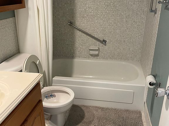 5th image of 911 Washington Ave APT 107