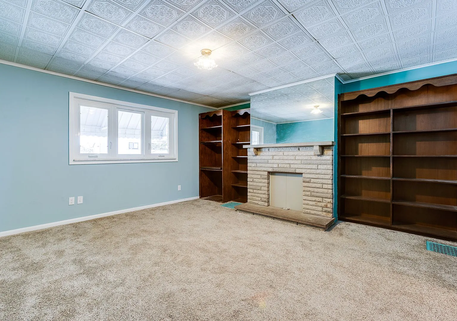 Available Now! 3 Bed, 2 Bath Amazing House In Allentown — Photo 2