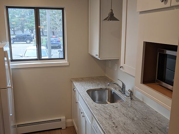 Fully applianced, granite counters and under cabinet lighting.