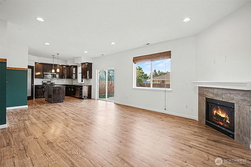 5th image of 924 S 134th Street