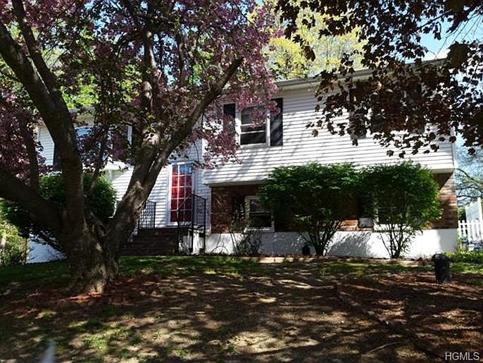 1st image of 20 Heselton Dr