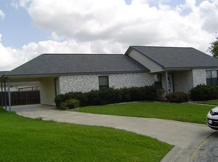 627 Lois Ln, Gonzales, TX 78629