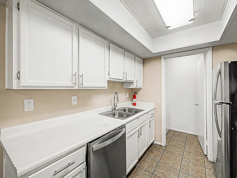 5847 N 48th Dr — Photo 9