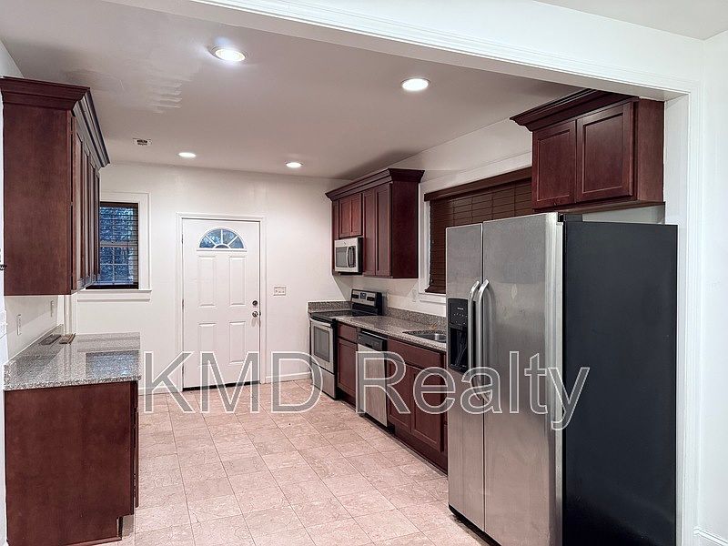 1st image of 424 Woodvale Pl