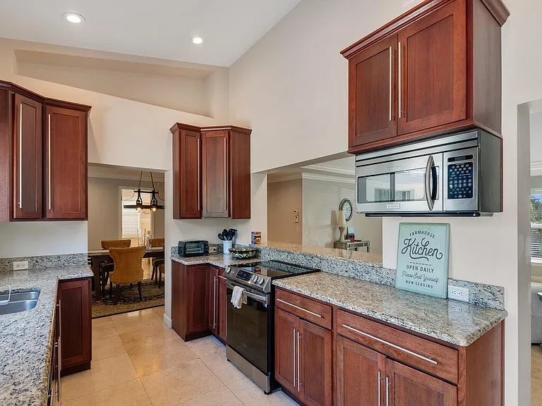 527 E Causeway Blvd — Photo 8