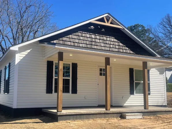 104 Young Dr, Selmer, TN 38375