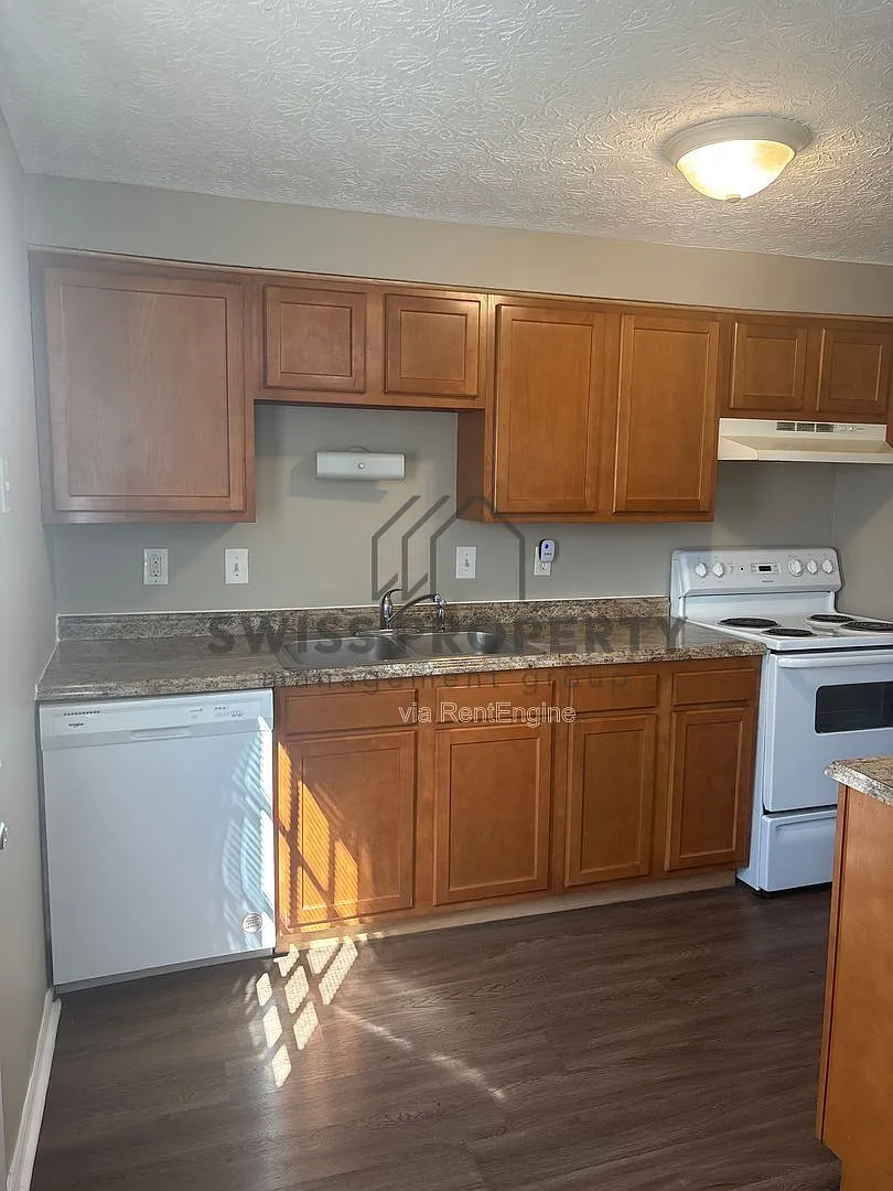 4 bed, 1.5 bath, 1442 sqft, $2,100 — Photo 4